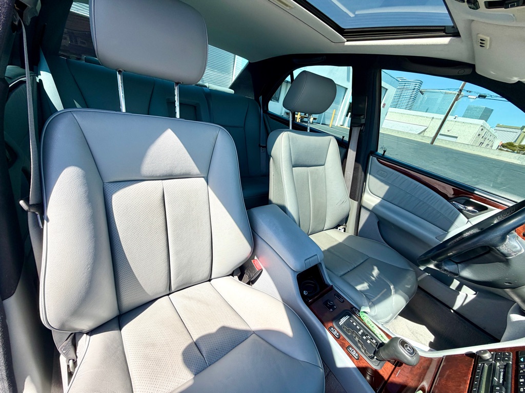 Photo 26 of this MERCEDES-BENZ E-CLASS