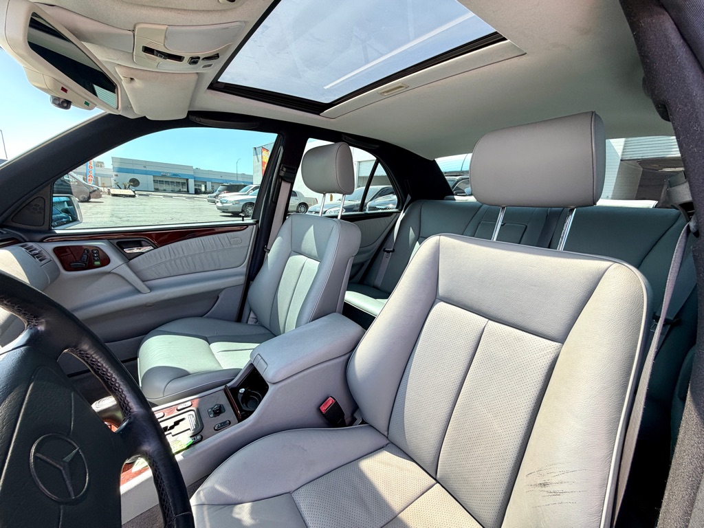 Photo 38 of this MERCEDES-BENZ E-CLASS