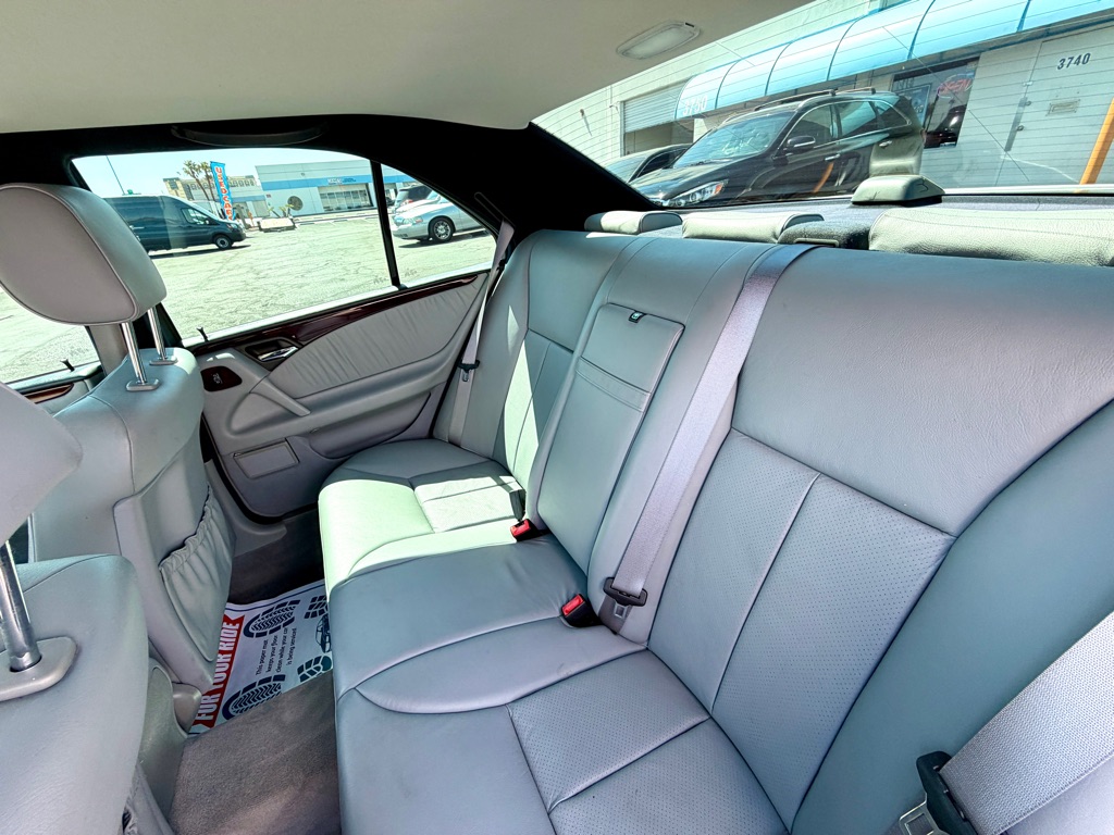 Photo 36 of this MERCEDES-BENZ E-CLASS