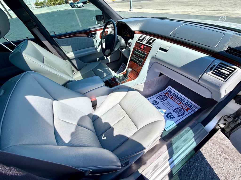 Photo 25 of this MERCEDES-BENZ E-CLASS
