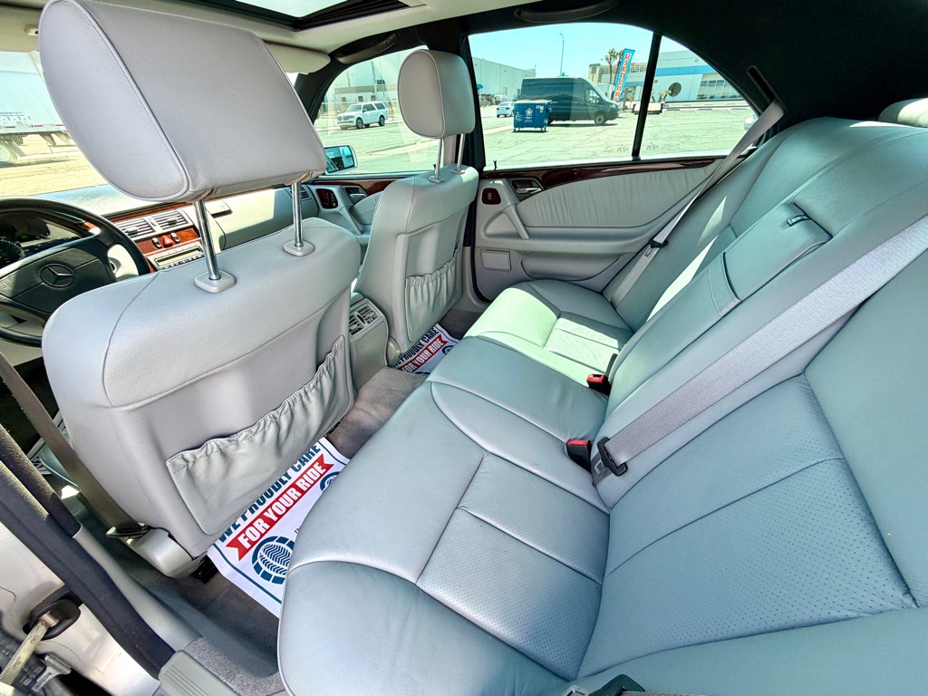 Photo 34 of this MERCEDES-BENZ E-CLASS