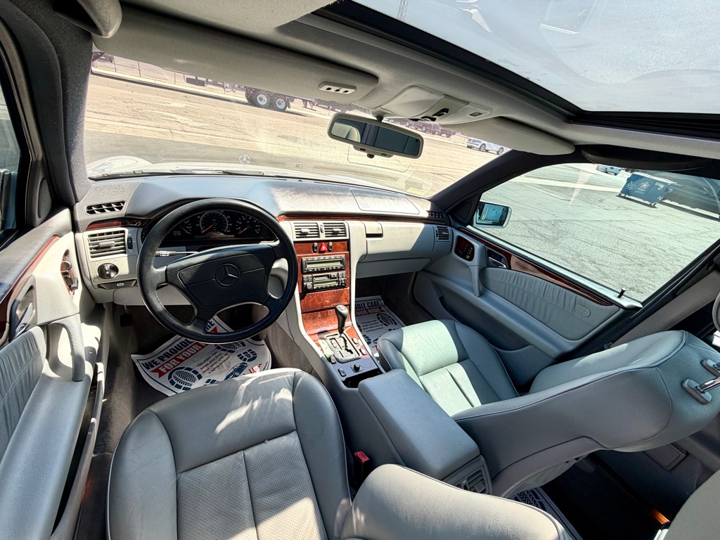 Photo 35 of this MERCEDES-BENZ E-CLASS
