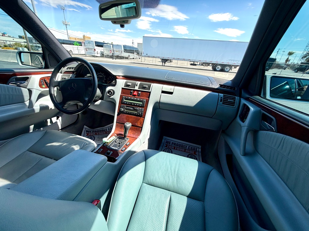 Photo 27 of this MERCEDES-BENZ E-CLASS