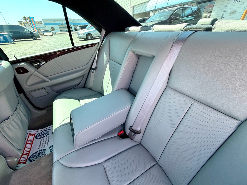 Photo 33 of this MERCEDES-BENZ E-CLASS
