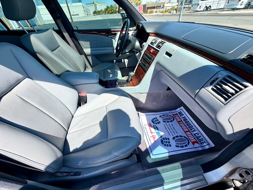 Photo 30 of this MERCEDES-BENZ E-CLASS