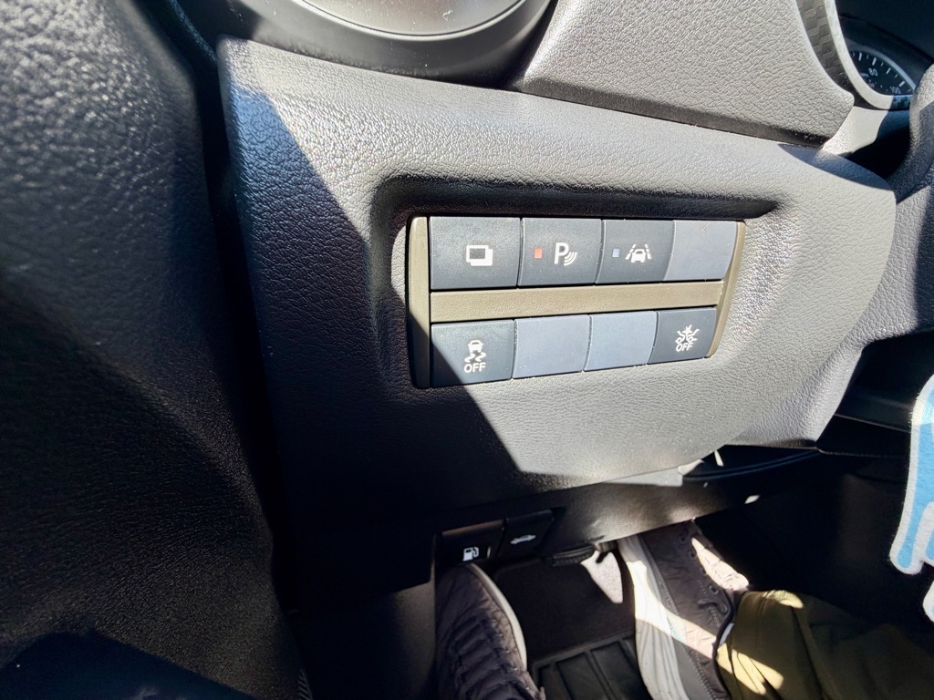 Photo 32 of this NISSAN VERSA