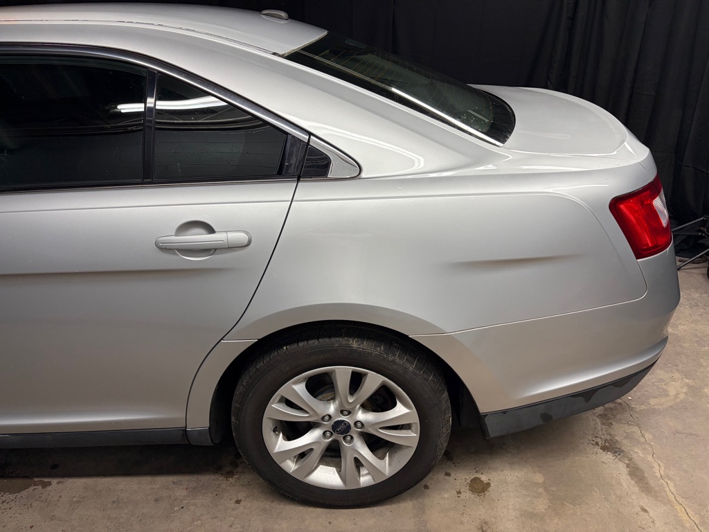 Photo 5 of this FORD TAURUS