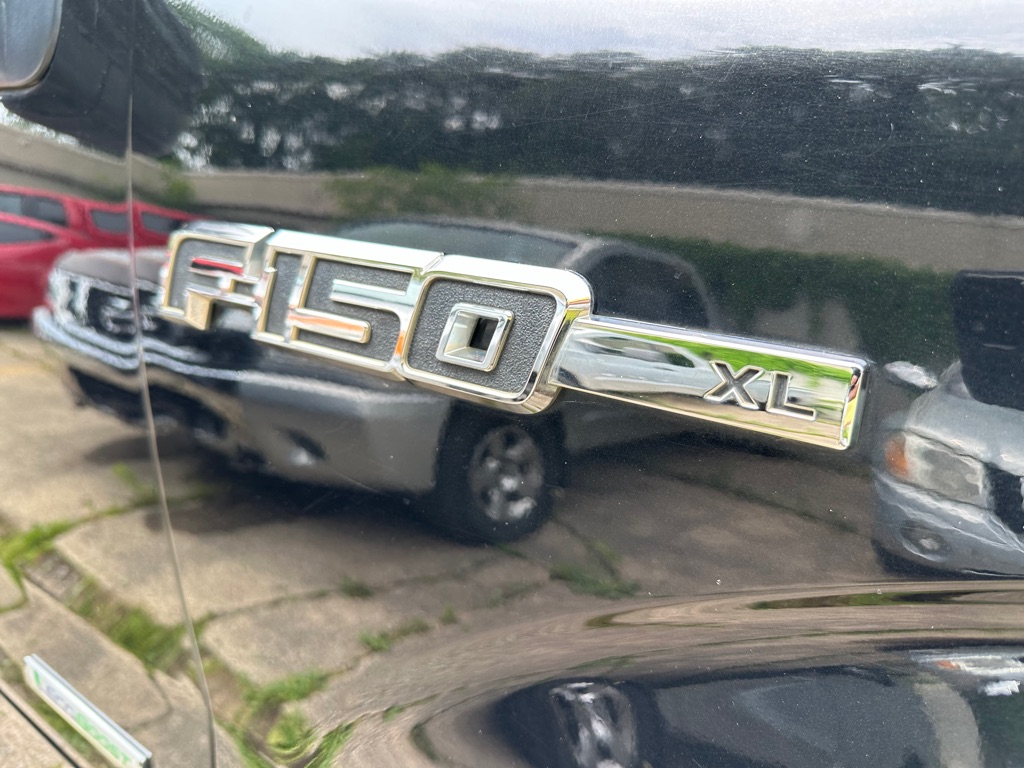 Photo 2 of this FORD F150 XL
