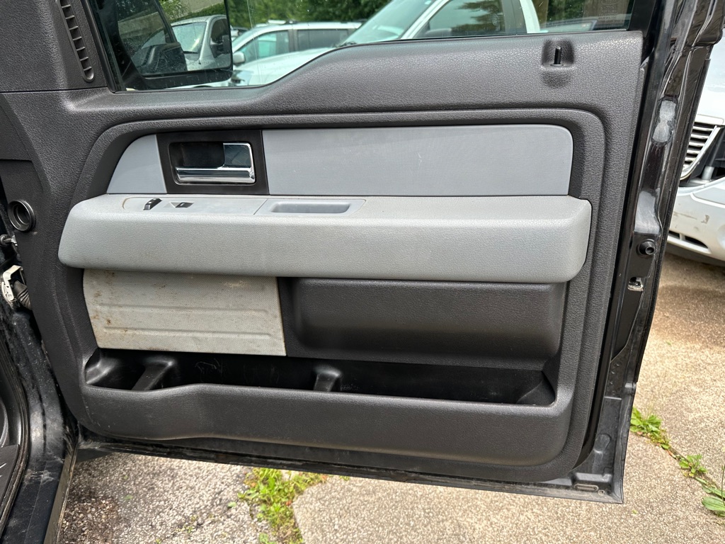 Photo 3 of this FORD F150 XL