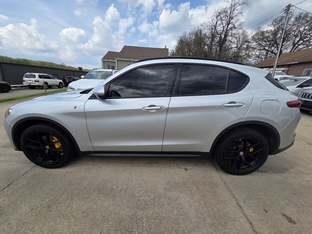 Photo 7 of this ALFA ROMEO STELVIO