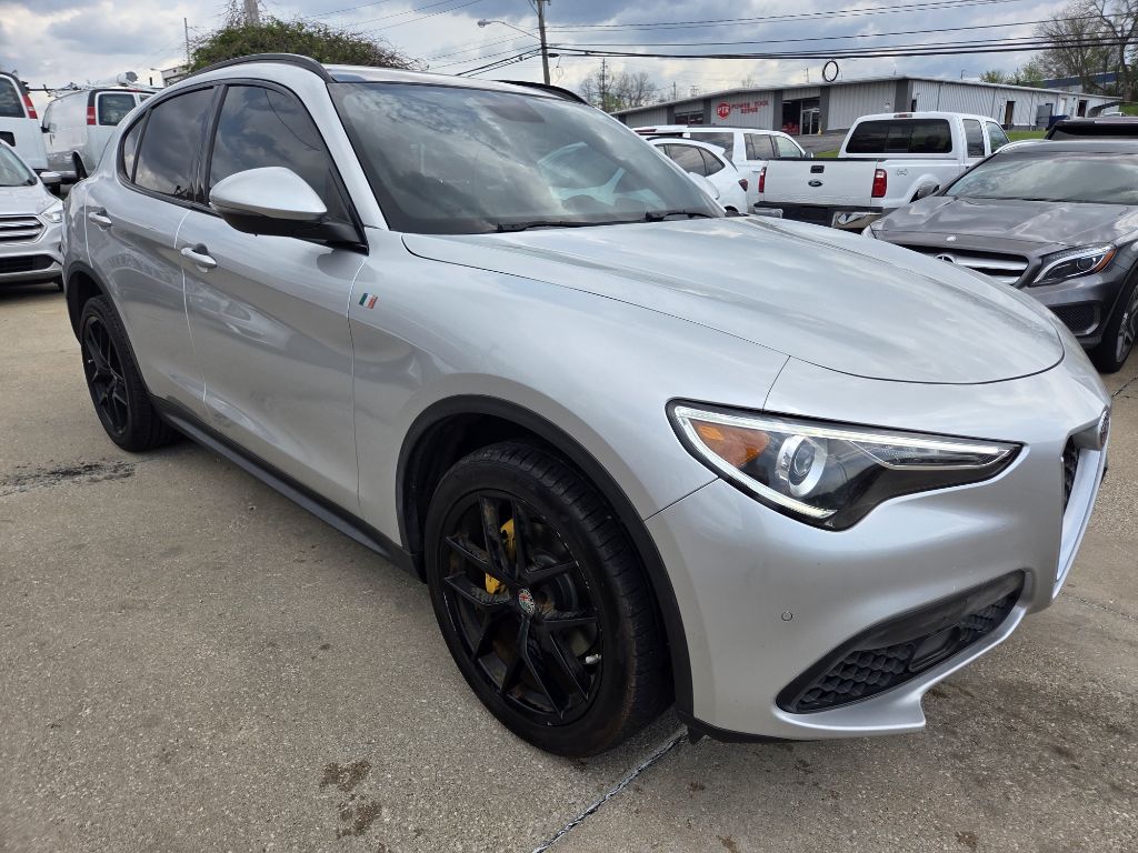Photo 3 of this ALFA ROMEO STELVIO