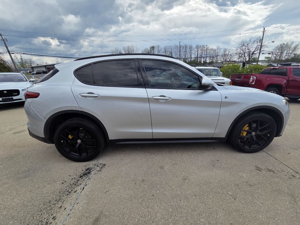 Photo 4 of this ALFA ROMEO STELVIO