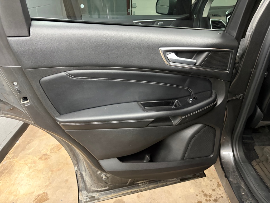 Photo 20 of this FORD EDGE