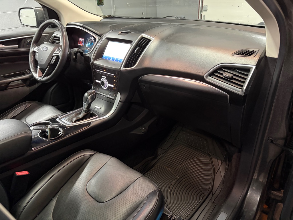 Photo 32 of this FORD EDGE