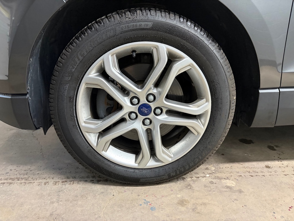 Photo 3 of this FORD EDGE