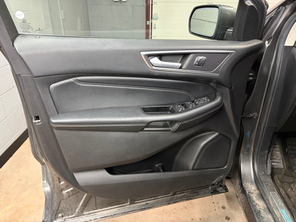 Photo 15 of this FORD EDGE
