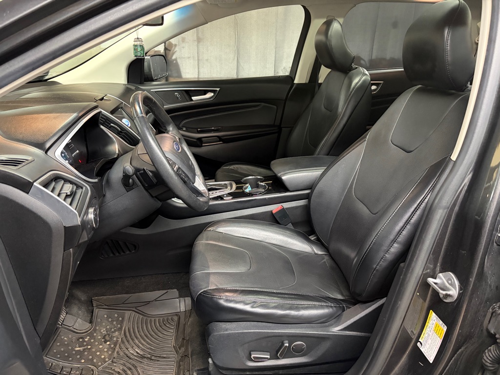 Photo 16 of this FORD EDGE