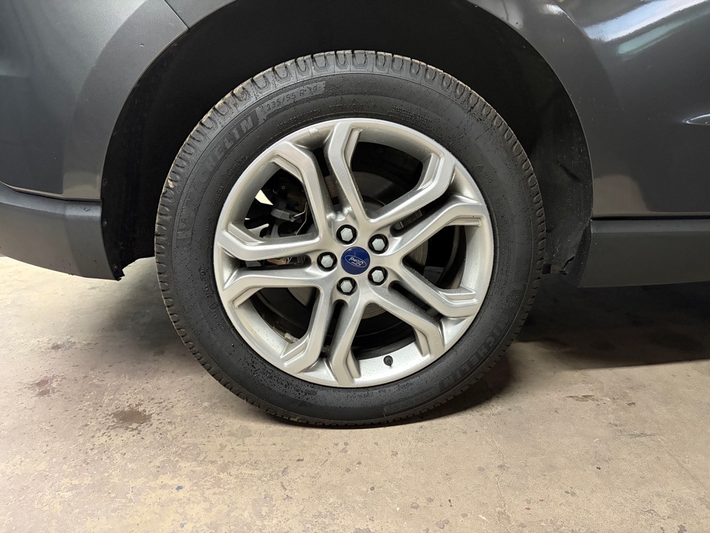 Photo 10 of this FORD EDGE