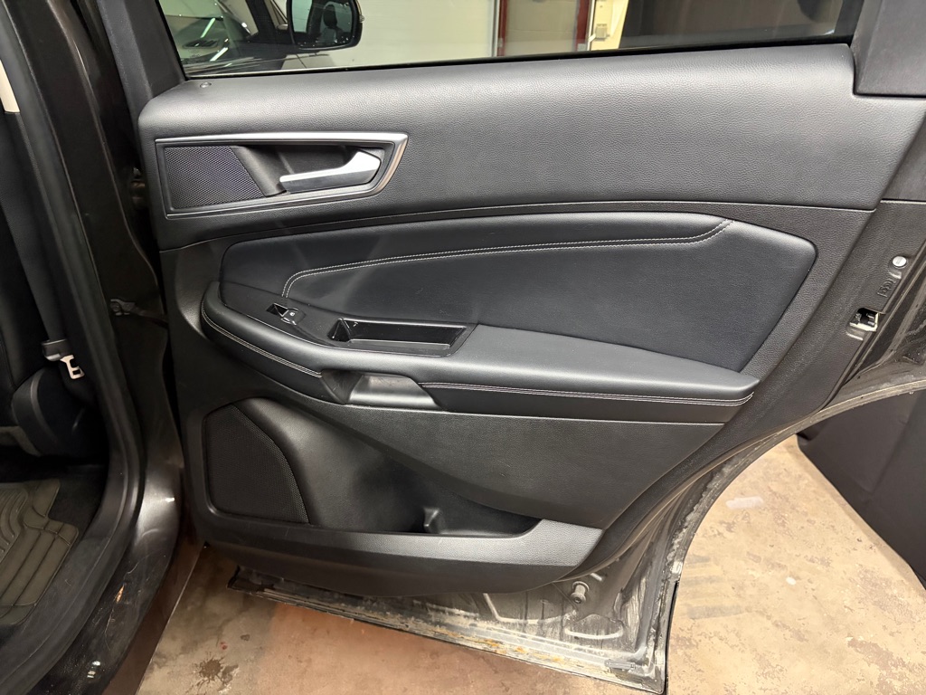 Photo 29 of this FORD EDGE