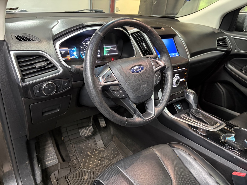 Photo 17 of this FORD EDGE