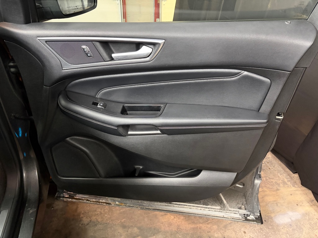 Photo 30 of this FORD EDGE