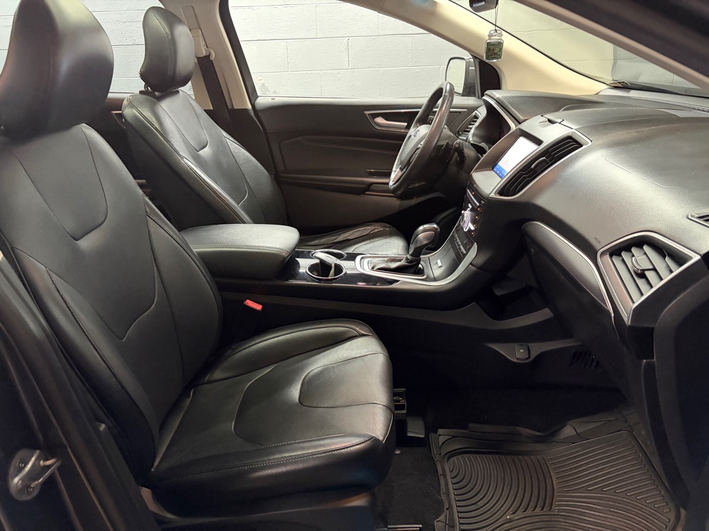Photo 31 of this FORD EDGE