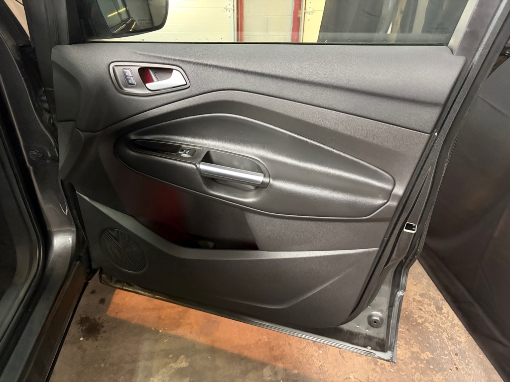 Photo 31 of this FORD ESCAPE