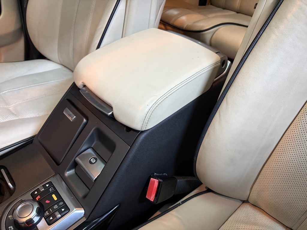 Photo 28 of this LAND ROVER RANGE ROVER