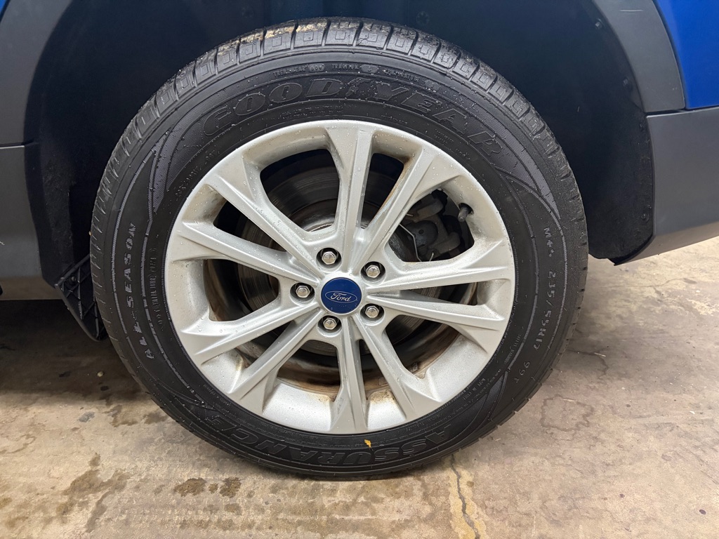 Photo 6 of this FORD ESCAPE