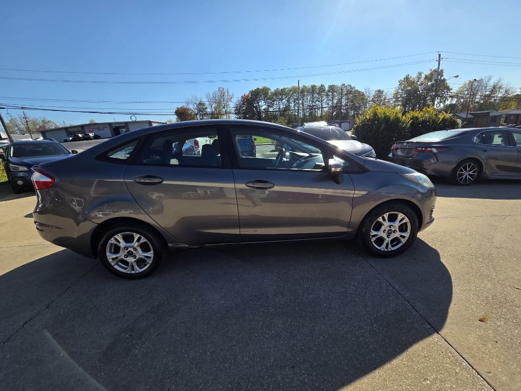 Photo 3 of this FORD FIESTA