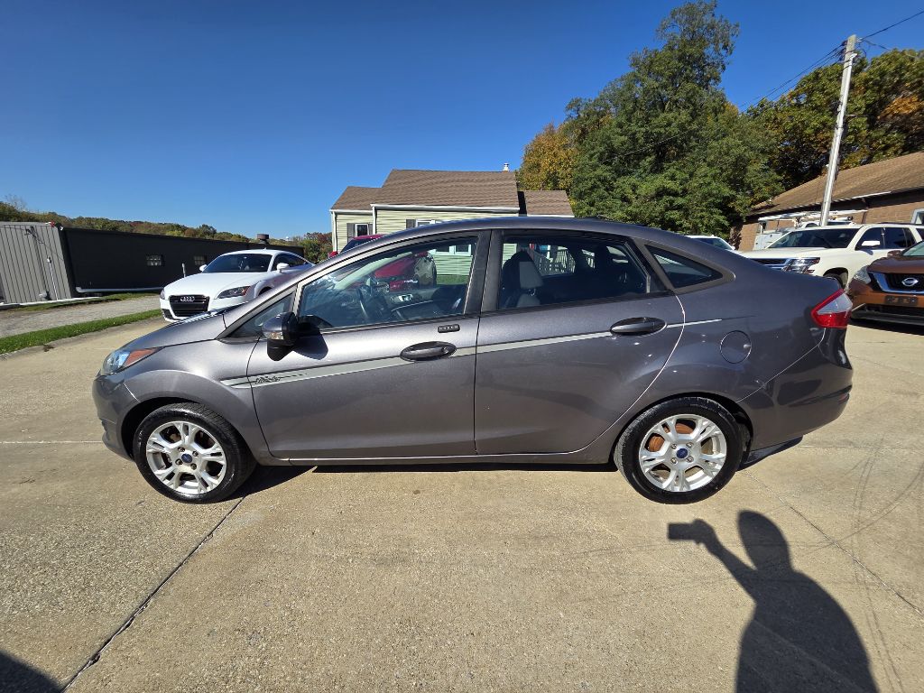 Photo 8 of this FORD FIESTA