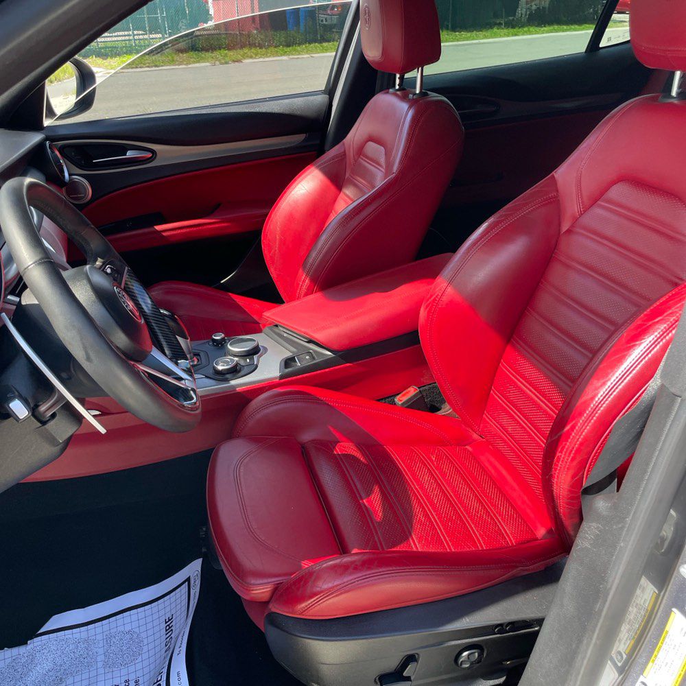 Photo 2 of this ALFA ROMEO STELVIO