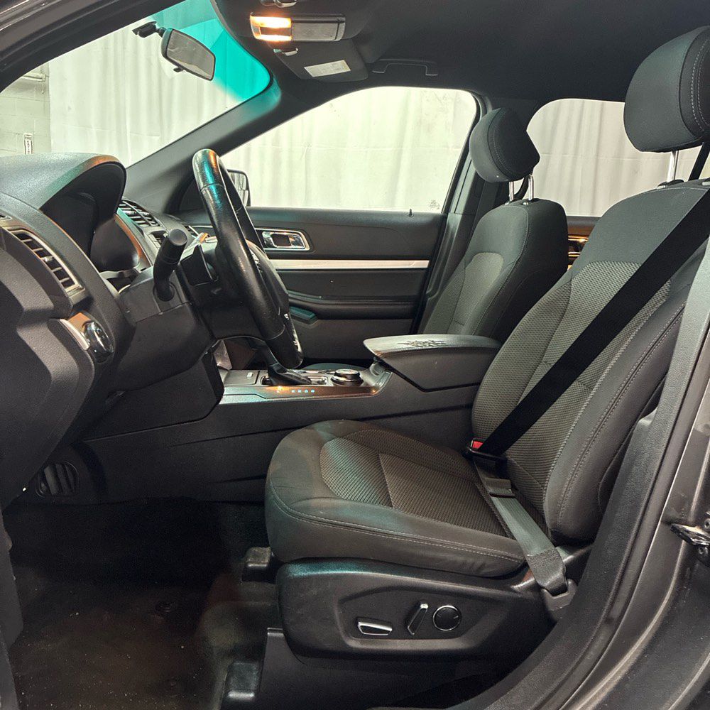 Photo 2 of this FORD EXPLORER