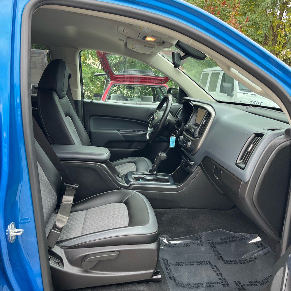 Photo 2 of this CHEVROLET COLORADO