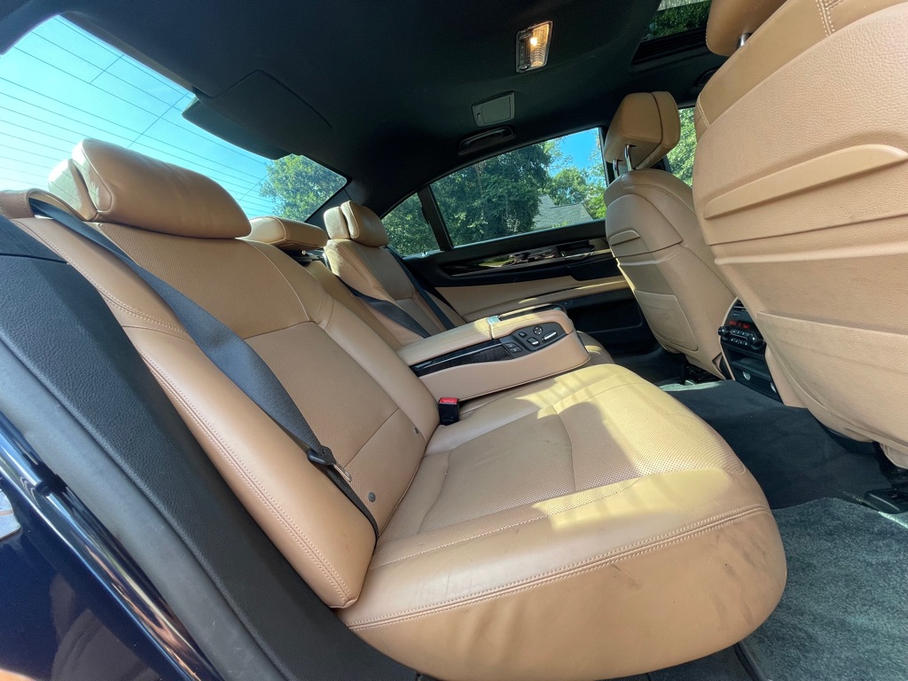 Photo 13 of this BMW 750
