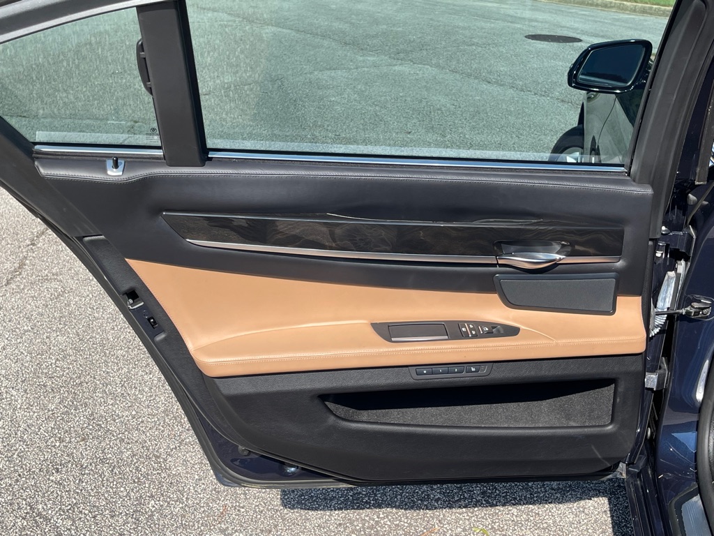 Photo 10 of this BMW 750