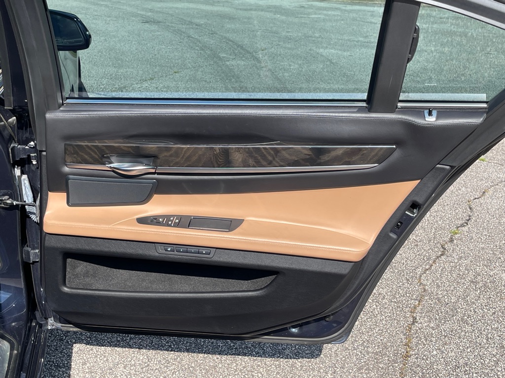 Photo 14 of this BMW 750