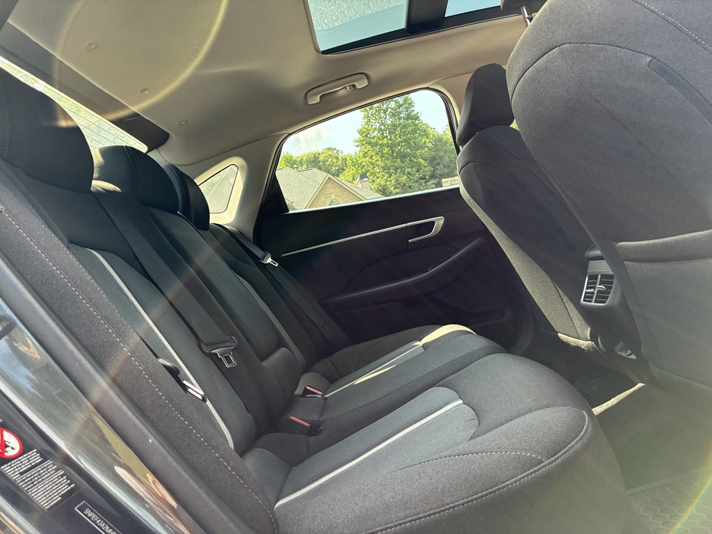 Photo 13 of this HYUNDAI SONATA