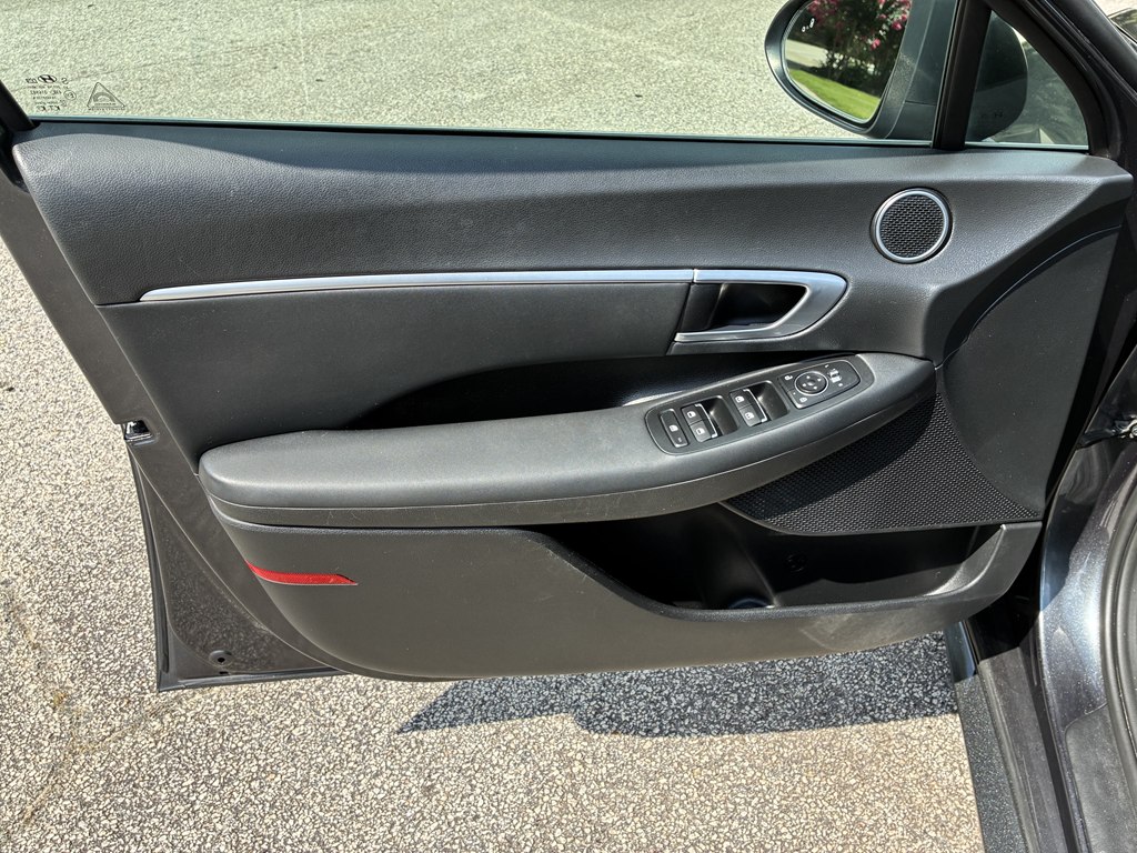 Photo 8 of this HYUNDAI SONATA