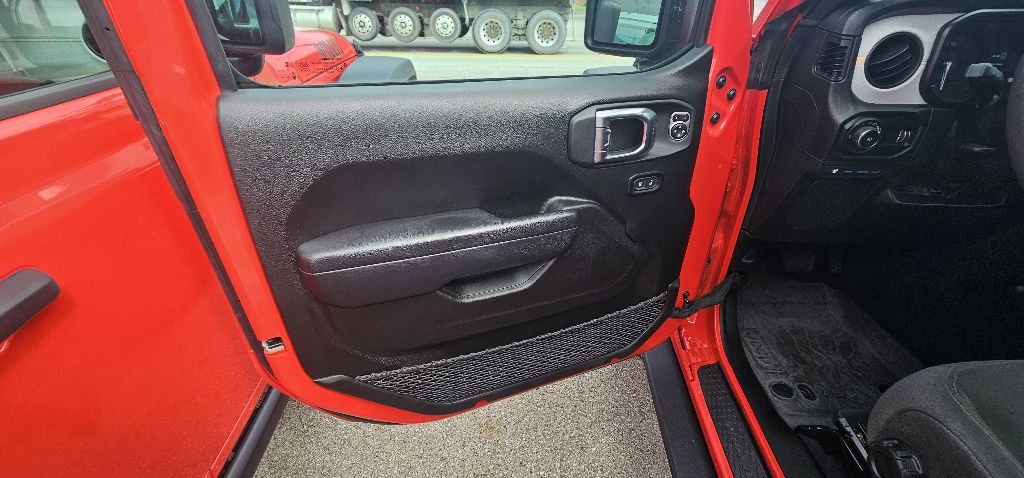 Photo 9 of this JEEP WRANGLER