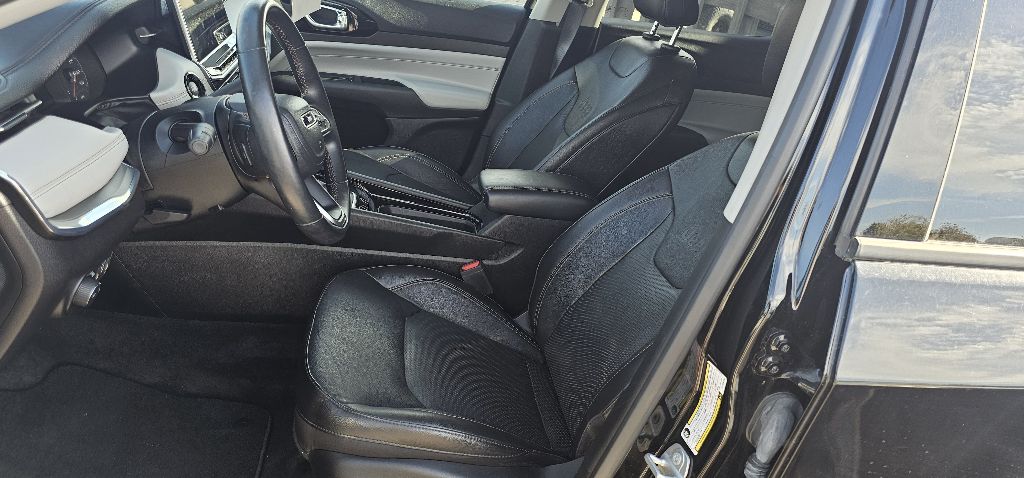 Photo 5 of this JEEP COMPASS