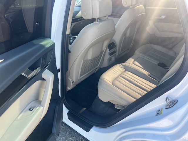 Photo 10 of this AUDI Q5