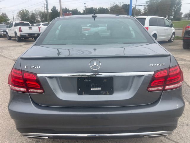 Photo 5 of this MERCEDES-BENZ E-CLASS