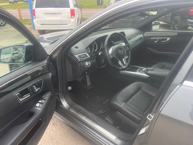 Photo 9 of this MERCEDES-BENZ E-CLASS