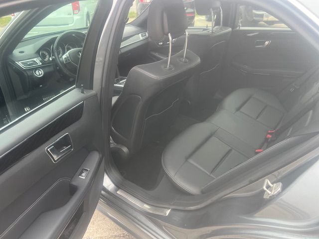 Photo 10 of this MERCEDES-BENZ E-CLASS