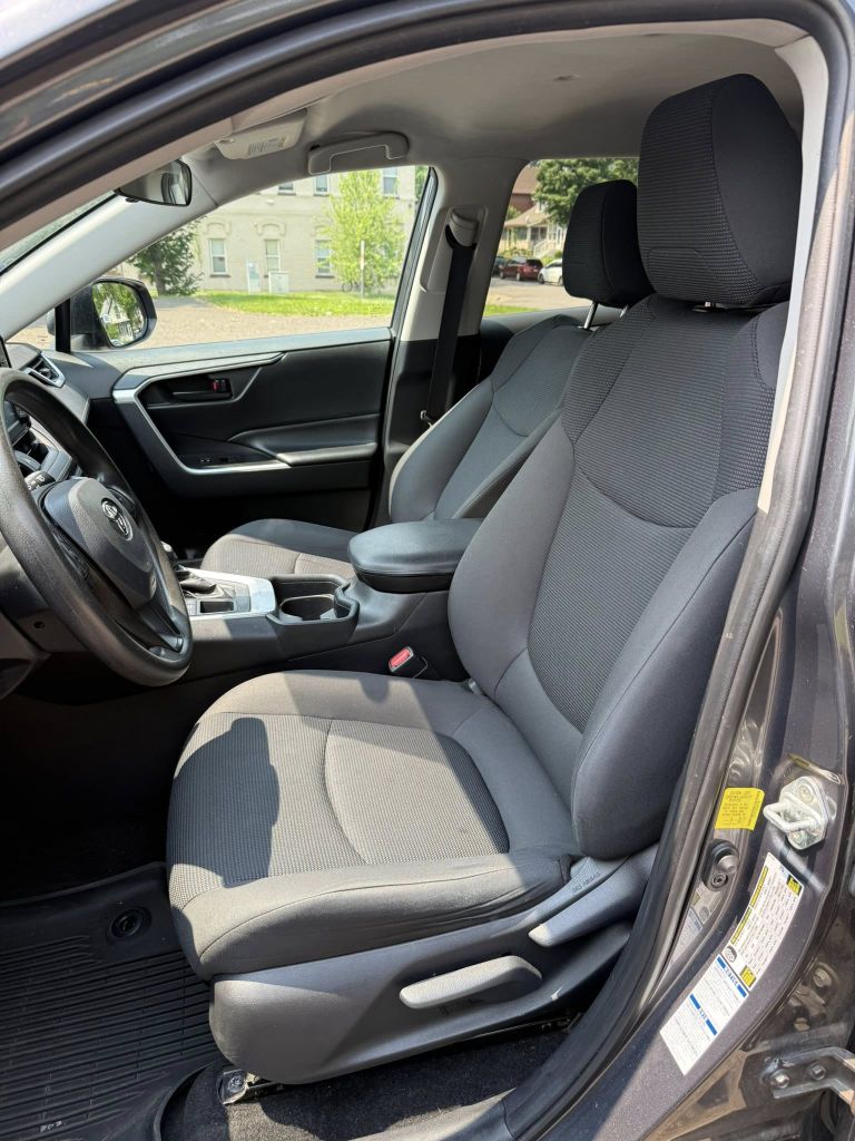Photo 8 of this TOYOTA RAV4