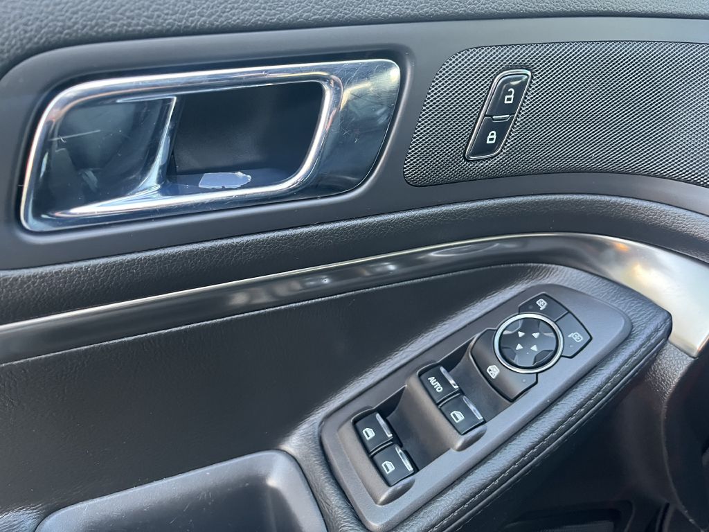 Photo 16 of this FORD EXPLORER