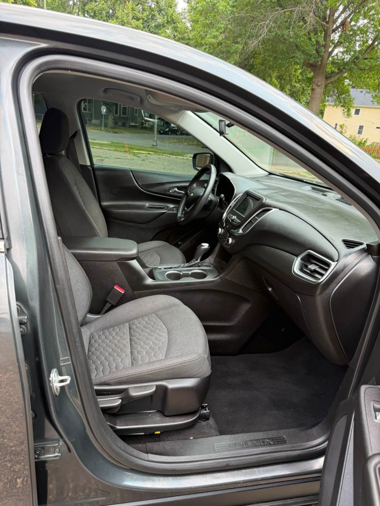 Photo 7 of this CHEVROLET EQUINOX
