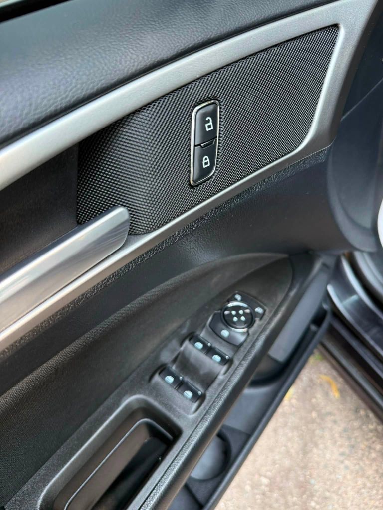 Photo 9 of this FORD FUSION