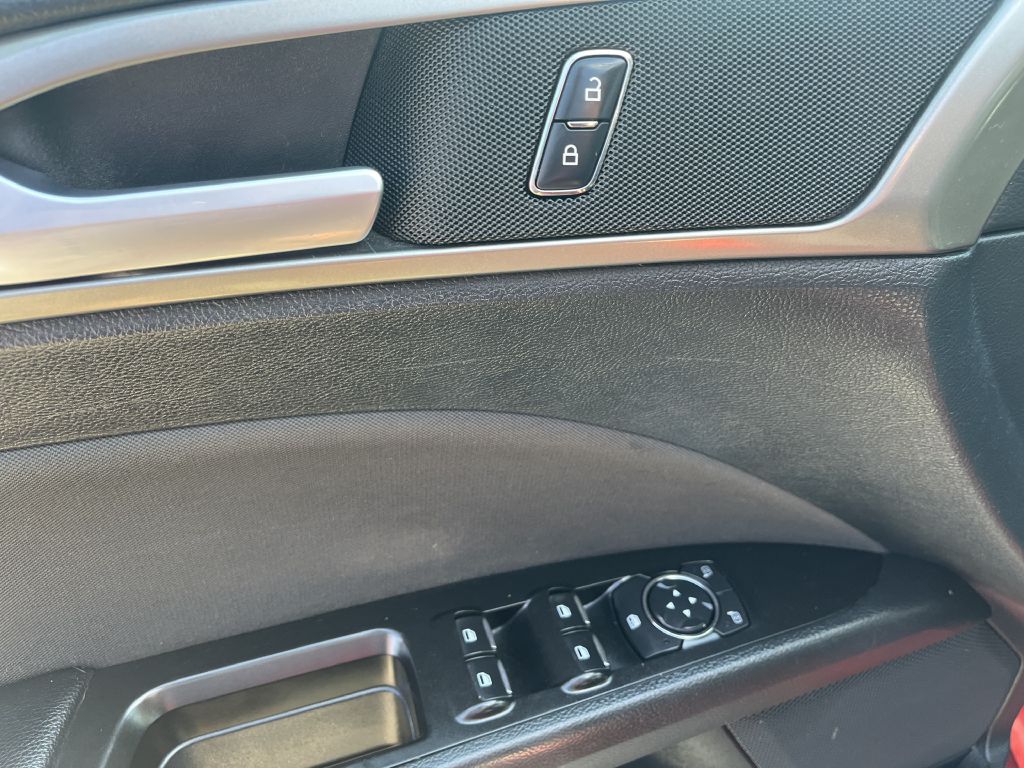 Photo 14 of this FORD FUSION
